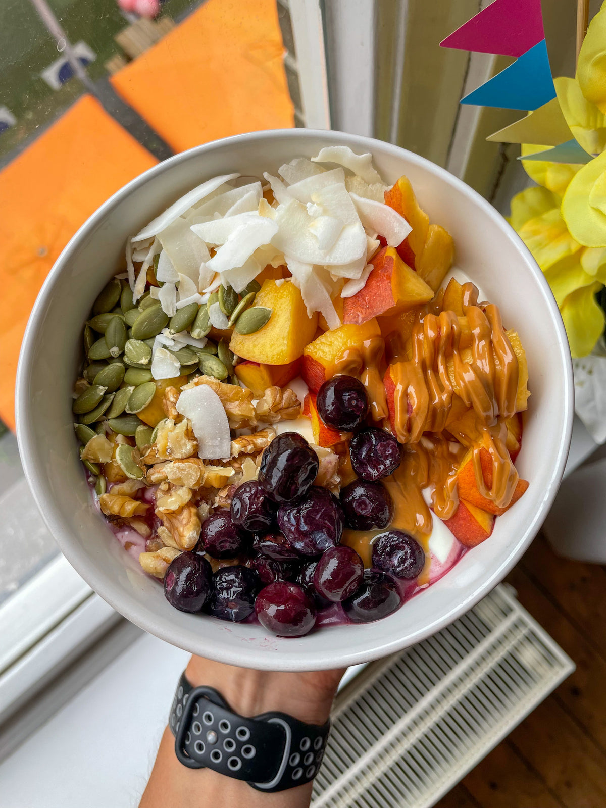 Back on Track recept: bowl met perzik en pindakaas