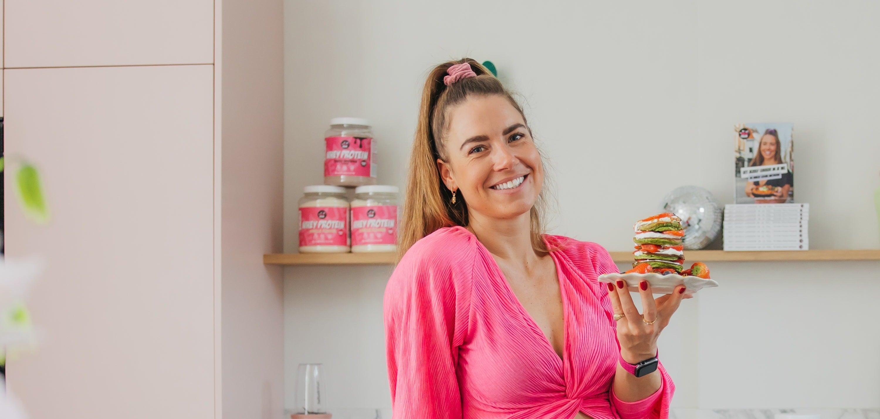 Mariska in de Bakje Geluk keuken met een stapel pannenkoeken