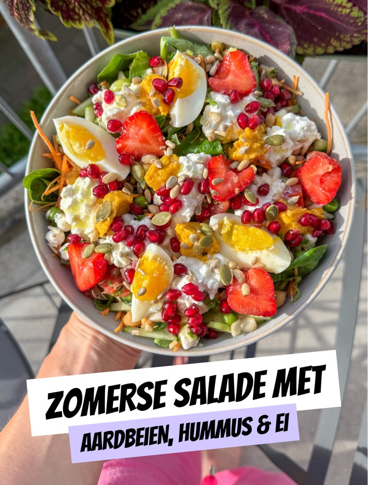 Zomerse salade met aardbeien, hummus en ei